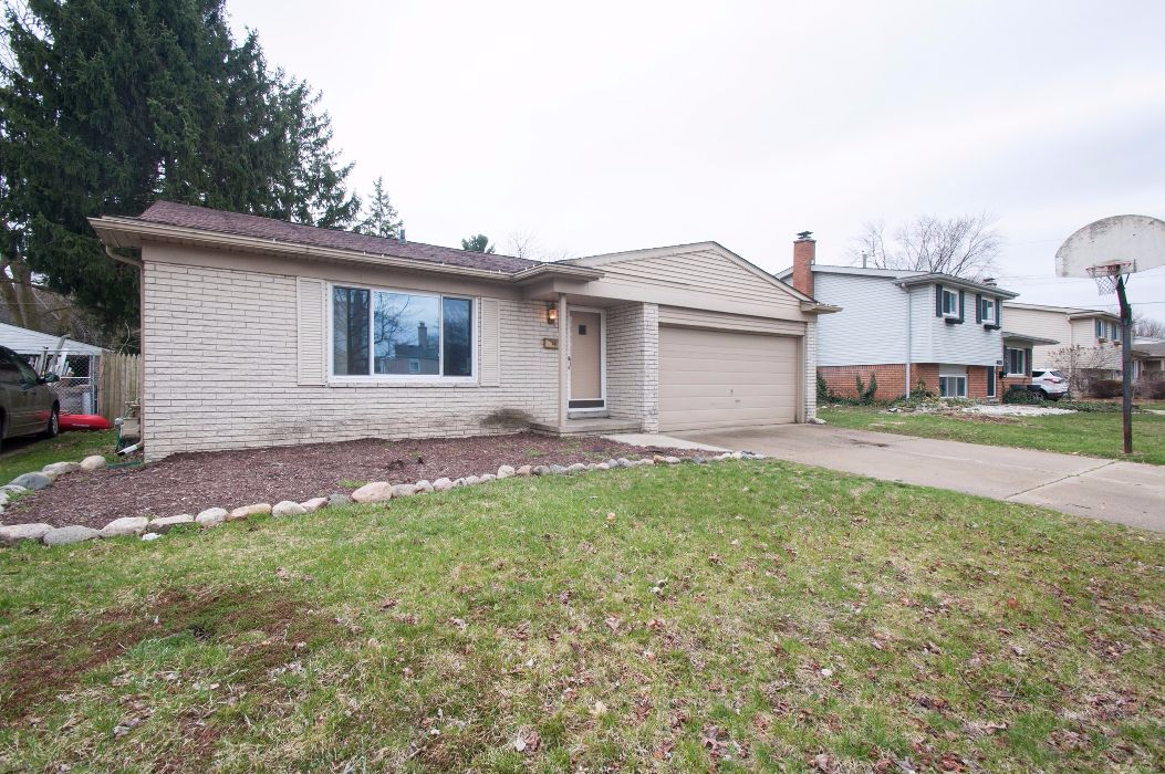 39647 John Dr, Canton Twp, MI 48187